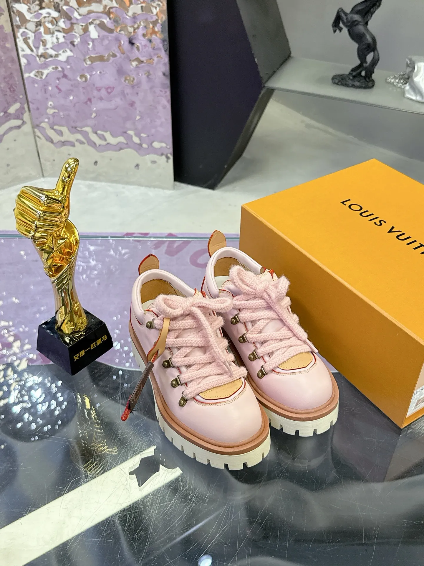 Factory price: 700💰 LV | Louis Vuitton 🧡💚2025 autumn and winter new style, top version ⚠️ The counter features the latest LV REMIX lace-up mountaineering derby shoes, new hard goods 🆕 ❥BS purchasing level! Full of high-end feel! A popular model among bloggers at home and abroad, it’s retro and fashionable, and looks stunning on your feet! Mainly recommended model on the official website★ ▪️Upper: top-quality first-layer cowhide ▪️Inner lining: imported sheepskin ▪️Outsole: original molded T men's shoes 💰U anti-slip outsole ▪️Sole height: 3.5cm ▪️Shoe size: Female 35-41 (41 customized, non-refundable) Male 39-45 (46 customized, non-refundable)